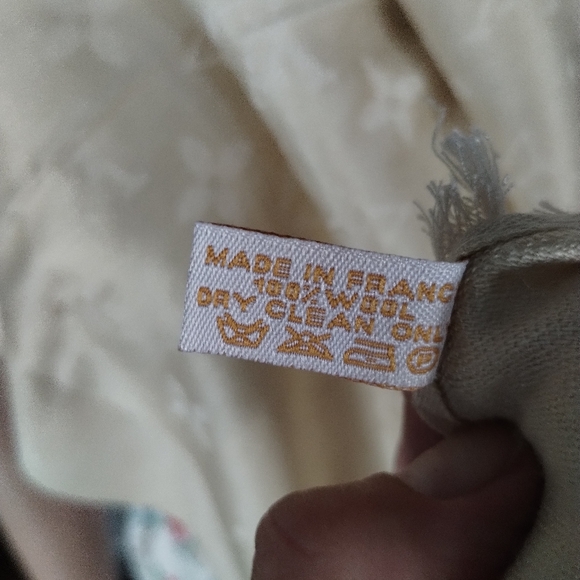 Louis Vuitton Shine Monogram Shall - Picture 5 of 12